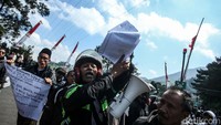 Kami mau adil, semua dibongkar, kata salah satu massa. Bongkar.. bongkar, pekik warga lainnya.  