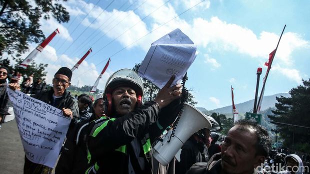 Aksi kericuhan sempat mewarnai pembongkaran bangunan dan kios di Puncak, Kabupaten Bogor, Jawa Barat. Warga meminta restoran di sekitar lokasi pun ditertibkan.