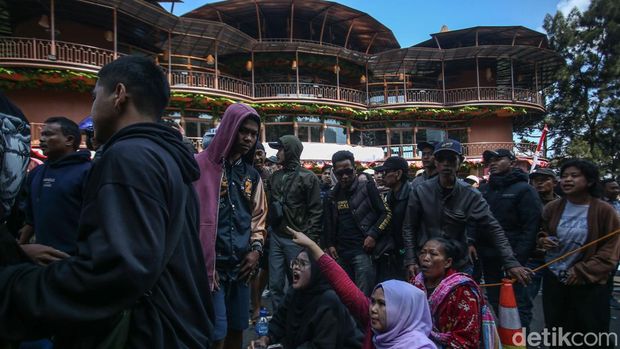 Aksi kericuhan sempat mewarnai pembongkaran bangunan dan kios di Puncak, Kabupaten Bogor, Jawa Barat. Warga meminta restoran di sekitar lokasi pun ditertibkan.