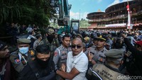 Adu mulut antara warga dengan aparat tak terhindarkan.  