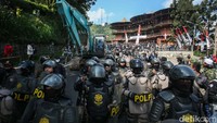 Sebelumnya pembongkaran tahap kedua bangunan ilegal tengah dilakukan di Puncak, Kabupaten Bogor, Jawa Barat. Ada 196 bangunan yang dibongkar.  