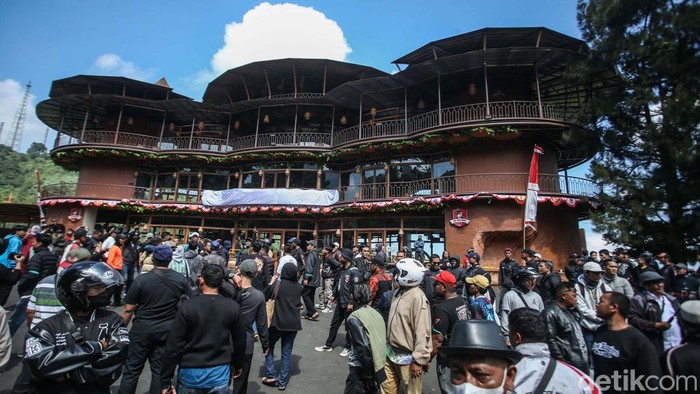 Pedagang Protes Minta Restoran di Puncak Juga Dibongkar Aksi kericuhan sempat mewarnai pembongkaran bangunan dan kios di Puncak, Kabupaten Bogor, Jawa Barat. Warga meminta restoran di sekitar lokasi pun ditertibkan.