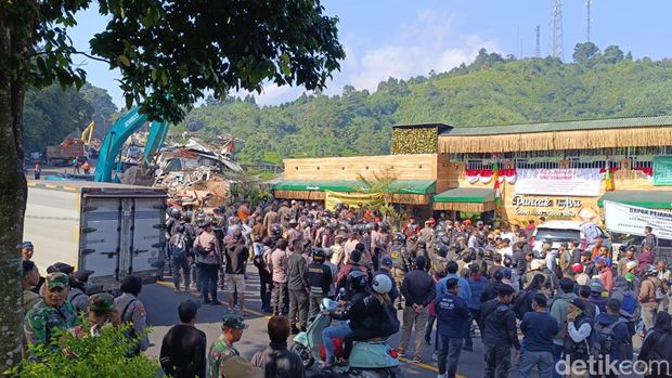 Pembongkaran kios di Puncak, Bogor. (Rizky/detikcom)