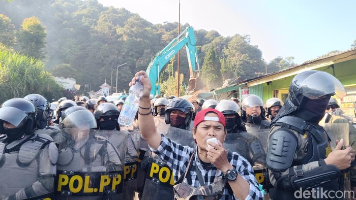 Warga Menentang Pembongkaran Kios Liar Tahap 2 di Puncak Bogor