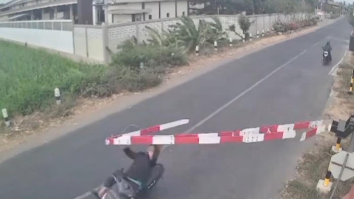 pemotor tabrak palang pelintasan hingga lepas