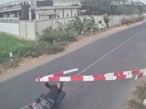 Viral Pemotor Tabrak Palang Pintu Pelintasan KA di Kediri Hingga Lepas