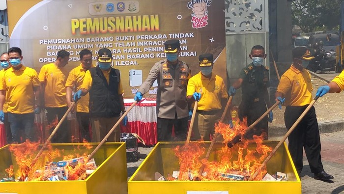 Pemusnahan barang bukti rokok dan miras ilegal di Lamongan