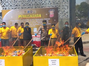 Rokok Ilegal dan Miras Senilai Rp 1 M di Lamongan Dimusnahkan