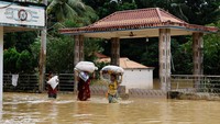 Kabupaten yang paling terdampak di Bangladesh termasuk Feni, Moulvibazar, Habiganj, Comilla dan Chittagong, di mana lima sungai utama mengalir di atas tingkat bahaya, kata Pusat Prakiraan dan Peringatan Banjir.   