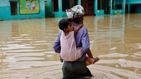 Konektivitas jalan di beberapa wilayah terputus, mengisolasi masyarakat dan menghambat upaya bantuan, kata pejabat manajemen bencana dan bantuan.  
