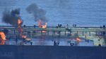 Penampakan Kapal Tanker Terbakar di Laut Merah Usai Serangan Houthi