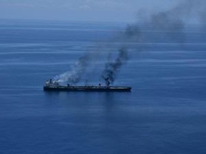 Kapal Tanker Terbakar di Lepas Pantai Arab Saudi Usai Dihantam Proyektil