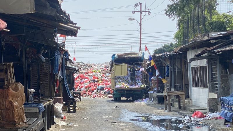 Penampakan sampah di Pasar Kemiri Muka, Depok, Senin (26/8)-(Devi/detikcom)