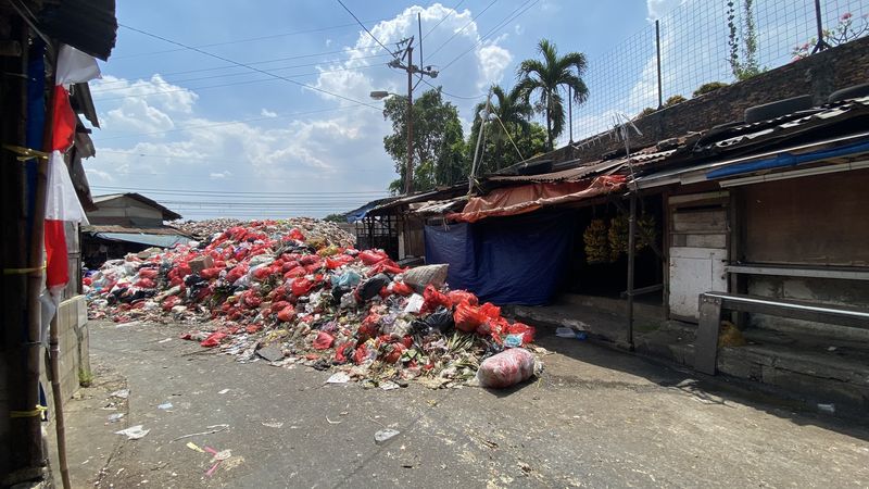 Penampakan sampah di Pasar Kemiri Muka, Depok, Senin (26/8)-(Devi/detikcom)