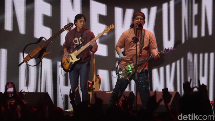 Penampilan Wali menutup keseruan West Java Festival 2024 di Lapangan Saparua, Kota Bandung, Minggu (25/8/2024).