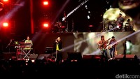 Lagu-lagu andalan Wali dinyanyikan Faank cs di atas panggung.