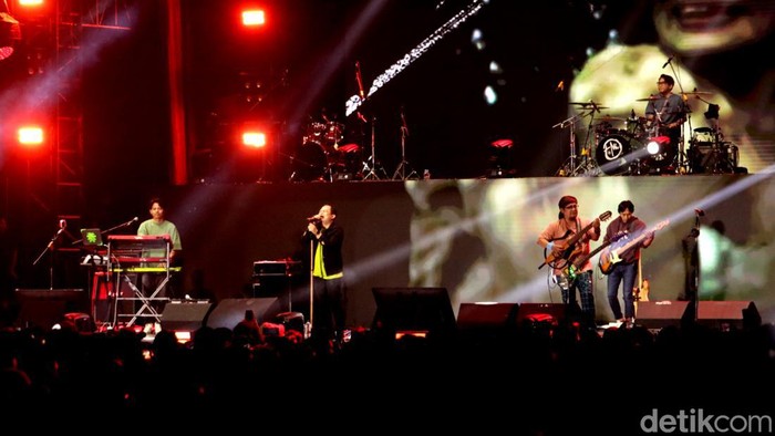 Penampilan Wali menutup keseruan West Java Festival 2024 di Lapangan Saparua, Kota Bandung, Minggu (25/8/2024). Penampilan Wali menutup keseruan West Java Festival 2024 di Lapangan Saparua, Kota Bandung, Minggu (25/8/2024).