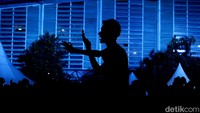 Saking menikmati alunan lagu-lagu Wali, sampai ada penonton yang berjoget sambil naik ke atas punggung temannya.