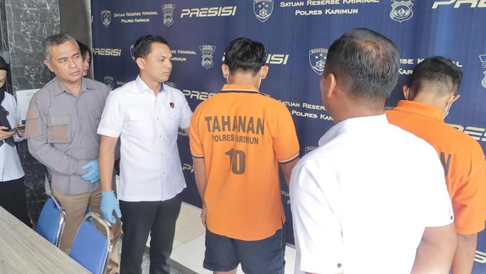 Dua pria pelaku pencabulan di Karimun saat diamankan polisi.