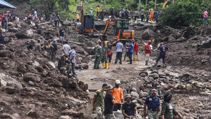 Sejumlah Tim SAR gabungan memindahkan puing-puing bagunan rumah saat pencarian korban banjir bandang di Kelurahan Rua, Kota Ternate, Maluku Utara, Senin (26/8/2024). Pada hari kedua pascabanjir bandang di kelurahan Rua tersebut sebanyak 450 Tim SAR gabungan diterjunkan ke lokasi untuk mencari 3 korban yang masih tertimbun material lumpur banjir bandang menggunakan ekskavator. ANTARA FOTO/Andri Saputra/foc.