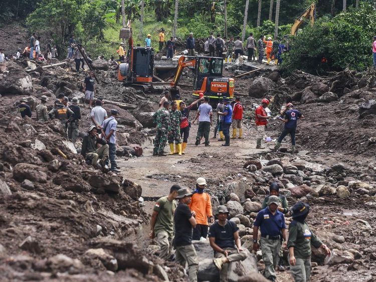 Melihat Pencarian Korban Banjir Bandang di Kelurahan Rua Ternate
