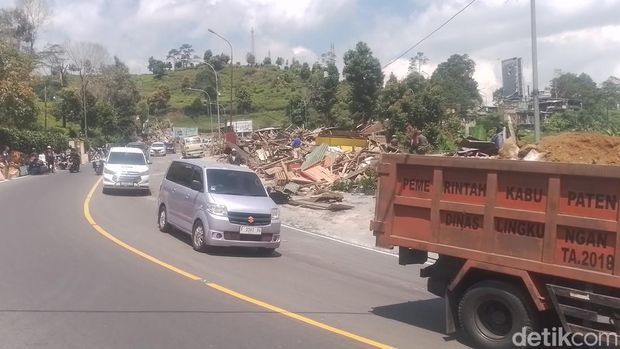 Penertiban PKL di kawasan wisata Puncak Bogor, Senin (26/8/2024).