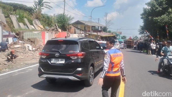 Penertiban PKL di kawasan wisata Puncak Bogor, Senin (26/8/2024).