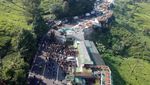Foto Udara Penertiban Tahap Dua Lapak PKL di Puncak Bogor