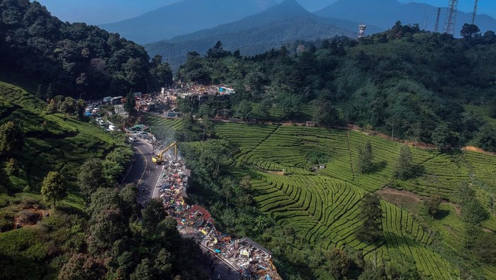 Petugas menggunakan alat berat melakukan pembongkaran bangunan lapak Pedagang Kaki Lima (PKL) di kawasan wisata Puncak, Cisarua, Kabupaten Bogor, Jawa Barat, Senin (26/8/2024). Pemerintah Kabupaten Bogor mengerahkan 1.200 personel gabungan untuk melakukan penertiban 196 bangunan liar di kawasan Puncak, dan pembongkaran lapak PKL tersebut dilaksanakan sebagai penataan kawasan wisata Puncak tahap dua. ANTARA FOTO/Yulius Satria Wijaya/foc.