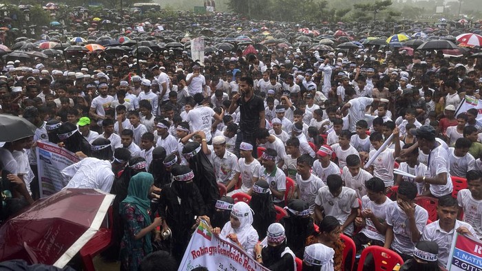 Pengungsi Rohingya Peringati 7 Tahun Genosida Hundreds of Rohingyas gather in the rain to demand safe return to Myanmar's Rakhine state as they mark the seventh anniversary of their mass exodus from Myanmar at their refugee camp at Kutupalong in Cox's Bazar district, Bangladesh, Sunday, Aug. 25, 2024. (AP Photo/ Shafiqur Rahman)
