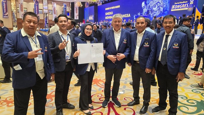 Pengurus NasDem Pinrang dan Sulsel memperlihatkan rekomendasi yang telah didapatkan pasangan Irwan Hamid-Sudirman Bungi untuk maju di Pilkada Pinrang 2024.