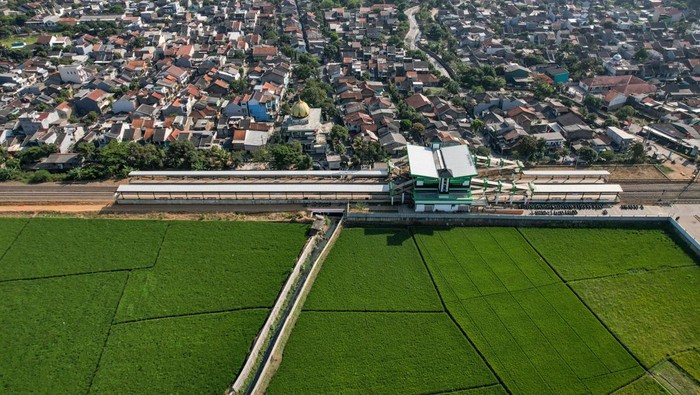Foto udara lahan persawahan dan permukiman di Gedebage, Bandung, Jawa Barat, Senin (26/8/2024). Data dari Badan Pusat Statistik (BPS) mencatat, luas lahan sawah di Kota Bandung pada tahun 2003 mencapai 2.104 hektare sedangkan pada 2017 menjadi 725 hektare dan di tahun 2024 menyusut hingga 702 hektare yang diakibatkan oleh alih fungsi lahan dari persawahan menjadi permukiman. ANTARA FOTO/Raisan Al Farisi/foc.