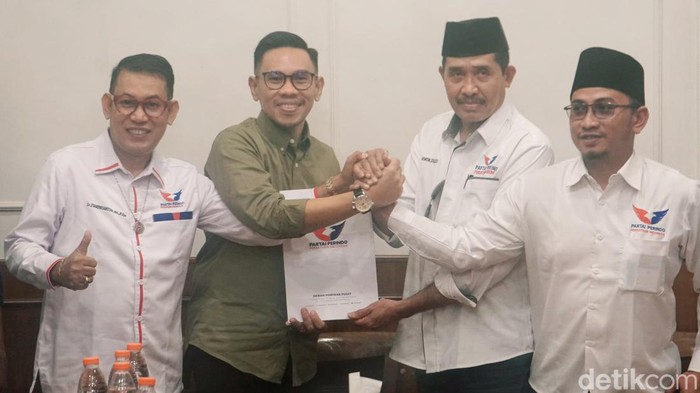 Perindo saat menyerahkan dukungan kepada Farin di Pilbup Lombok Barat pada Senin (26/8/2024).