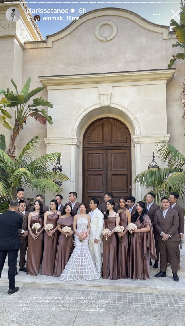 Di acara pemberkatan pernikahannya Clarissa tampil cantik mengenakan tube dress ekor mermaid berwarna putih. Penampilannya terlihat simpel dengan rambut yang tersanggul rapih dan mengenakan veil pengantin. Terliht Clarissa dan Anthony yang berpose bersama para bridesmaid dan groomsman yang kompak berbusana warna coklat. Foto: Instagram/@clarissatanoe