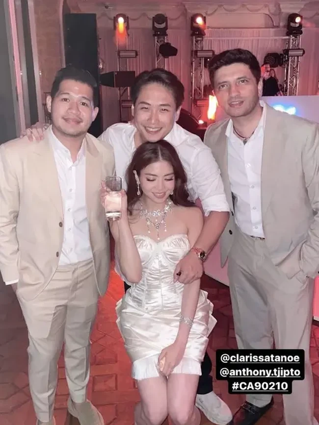 Sementara untuk acara after party, Clarissa tampil dengan tube dress pendek berbahan satin yang lagi-lagi berwarna putih. Dress tersebut dipadukan dengan kalung 2 layer dan sepasang anting model raindrop, serta sebuah gelang. Foto: Instagram/@reynardgozali