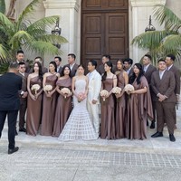 Di acara pemberkatan pernikahannya Clarissa tampil cantik mengenakan tube dress ekor mermaid berwarna putih. Penampilannya terlihat simpel dengan rambut yang tersanggul rapih dan mengenakan veil pengantin. Terliht Clarissa dan Anthony yang berpose bersama para bridesmaid dan groomsman yang kompak berbusana warna coklat. Foto: Instagram/@clarissatanoe