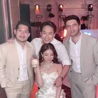 Sementara untuk acara after party, Clarissa tampil dengan tube dress pendek berbahan satin yang lagi-lagi berwarna putih. Dress tersebut dipadukan dengan kalung 2 layer dan sepasang anting model raindrop, serta sebuah gelang. Foto: Instagram/@reynardgozali