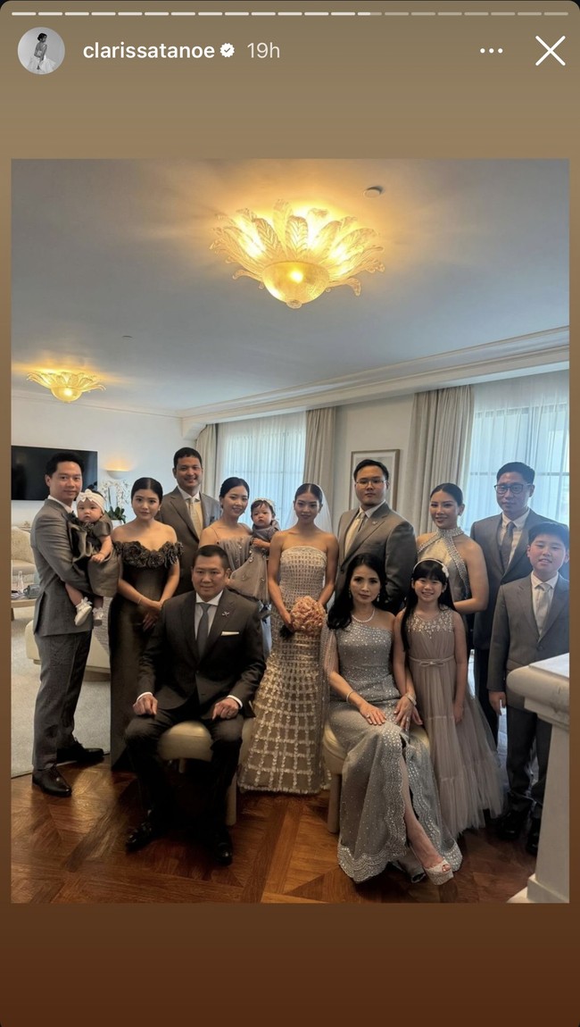 Sementara pihak keluarga tampak hadir dan kompak berbusana warna abu-abu. Ketiga kakak perempuan Clarissa, Angela, Valencia, hingga Jessica, juga tampaj hadir di pernikahan adiknya tersebut. Foto: Instagram/@clarissatanoe
