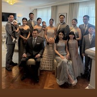 Sementara pihak keluarga tampak hadir dan kompak berbusana warna abu-abu. Ketiga kakak perempuan Clarissa, Angela, Valencia, hingga Jessica, juga tampaj hadir di pernikahan adiknya tersebut. Foto: Instagram/@clarissatanoe