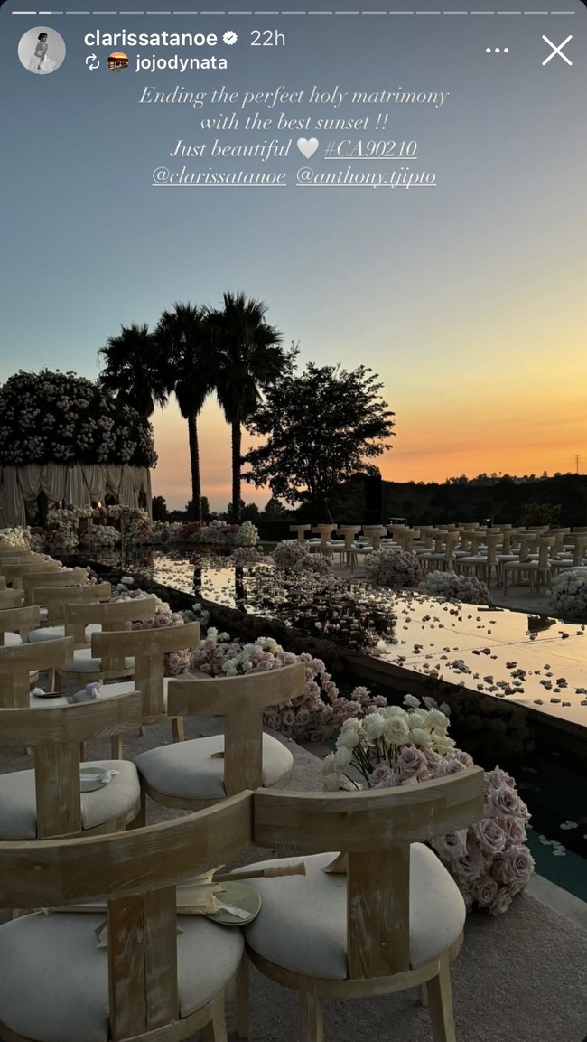 Acara pemberkatan pernikahan digelar outdoor dengan dekorasi simpel nan elegan bertabur bunga. Didominasi warna soft, para tamu undangan yang hadir juga bisa melihat indahnya pemandangan sunset saat acara pemberkatan selesai. Foto: Instagram/@clarissatanoe
