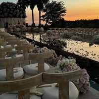 Acara pemberkatan pernikahan digelar outdoor dengan dekorasi simpel nan elegan bertabur bunga. Didominasi warna soft, para tamu undangan yang hadir juga bisa melihat indahnya pemandangan sunset saat acara pemberkatan selesai. Foto: Instagram/@clarissatanoe