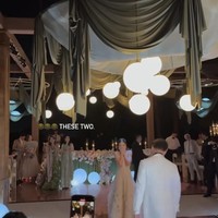 Setelah acara pemberkatan Clarissa dan Anthony melanjutkan dengan resepsi mewah. Berlokasi di Beverly Hills, California, Amerika Serikat, kali ini dekorasinya tampak memiliki sentuhan warna hijau. Foto: Instagram/@clarissatanoe