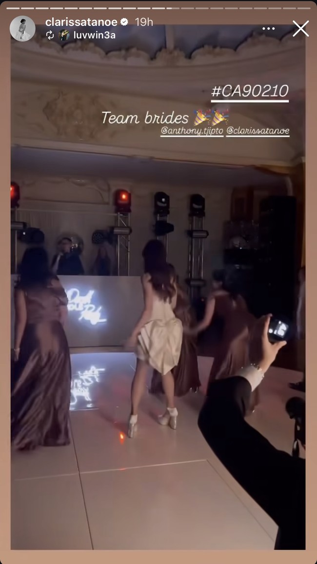 Pada bagian belakang gaun Clarissa terlihat detail pita yang cukup besar pada bagian bokongnya. Di after party tersebut Clarissa juga tampak berjoget bersama para bridesmaidnya. Foto: Instagram/@clarissatanoe