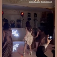 Pada bagian belakang gaun Clarissa terlihat detail pita yang cukup besar pada bagian bokongnya. Di after party tersebut Clarissa juga tampak berjoget bersama para bridesmaidnya. Foto: Instagram/@clarissatanoe