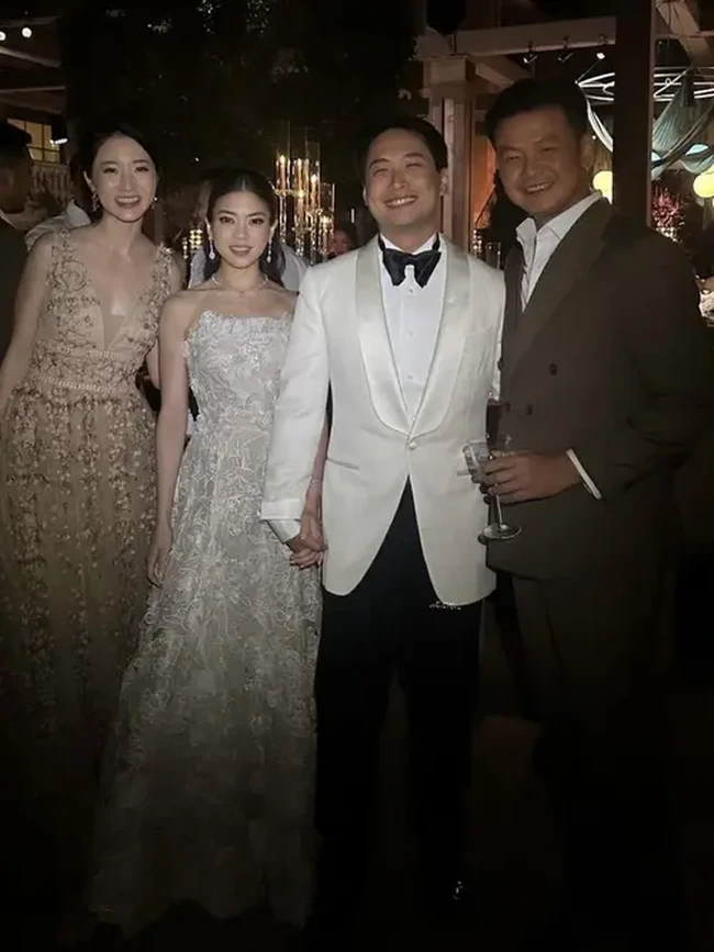 Untuk acara resepsi Clarissa kembali tampil cantik dan anggun mengenakan tube dress berwarna putih. Gaun dengan motif 3D itu dipadukan dengan sepasang anting mewah model raindrop dan kalung. Foto: Instagram/@angelina1901