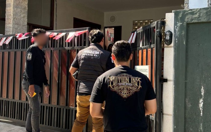 Petugas Imigrasi mengecek sebuah vila di Tibubeneng, Kuta Utara, Badung, Bali, yang diduga dijadikan sekolah bagi WNA, Senin (19/8/2024). (Foto: Istimewa)