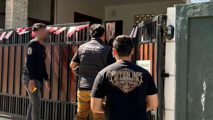 Petugas Imigrasi mengecek sebuah vila di Tibubeneng, Kuta Utara, Badung, Bali, yang diduga dijadikan sekolah bagi WNA, Senin (19/8/2024). (Foto: Istimewa)