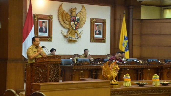 Pj Gubernur Bali Sang Made Mahendra Jaya memberikan jawaban atas pandangan umum fraksi saat rapat paripurna DPRD Bali, Senin (26/8/2024). (Dok. DPRD Bali)