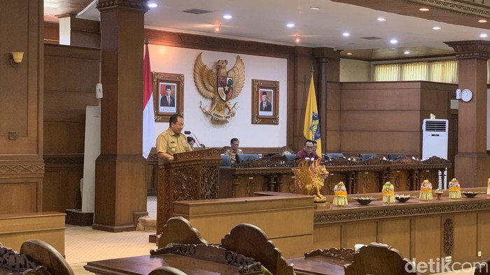 Pj Gubernur Bali Sang Made Mahendra Jaya saat menyampaikan jawaban atas pandangan umum fraksi-fraksi di rapat paripurna DPRD Bali, Senin (26/8/2024). (Rizki Setyo Samudero/detikBali)