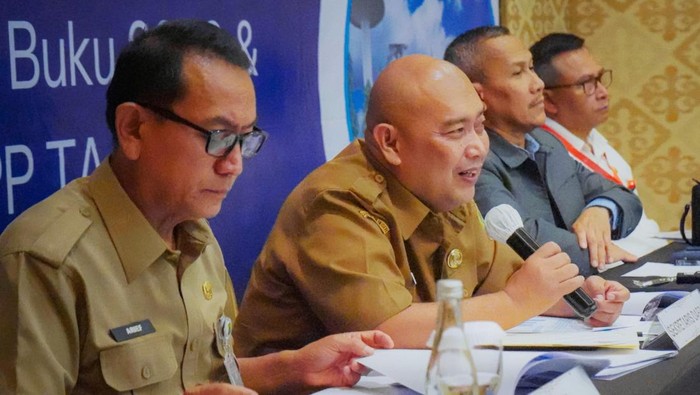 Pj Sekda Karawang Eka Sanatha saat menghadiri rapat tahunan Perumdam Tirta Tarum